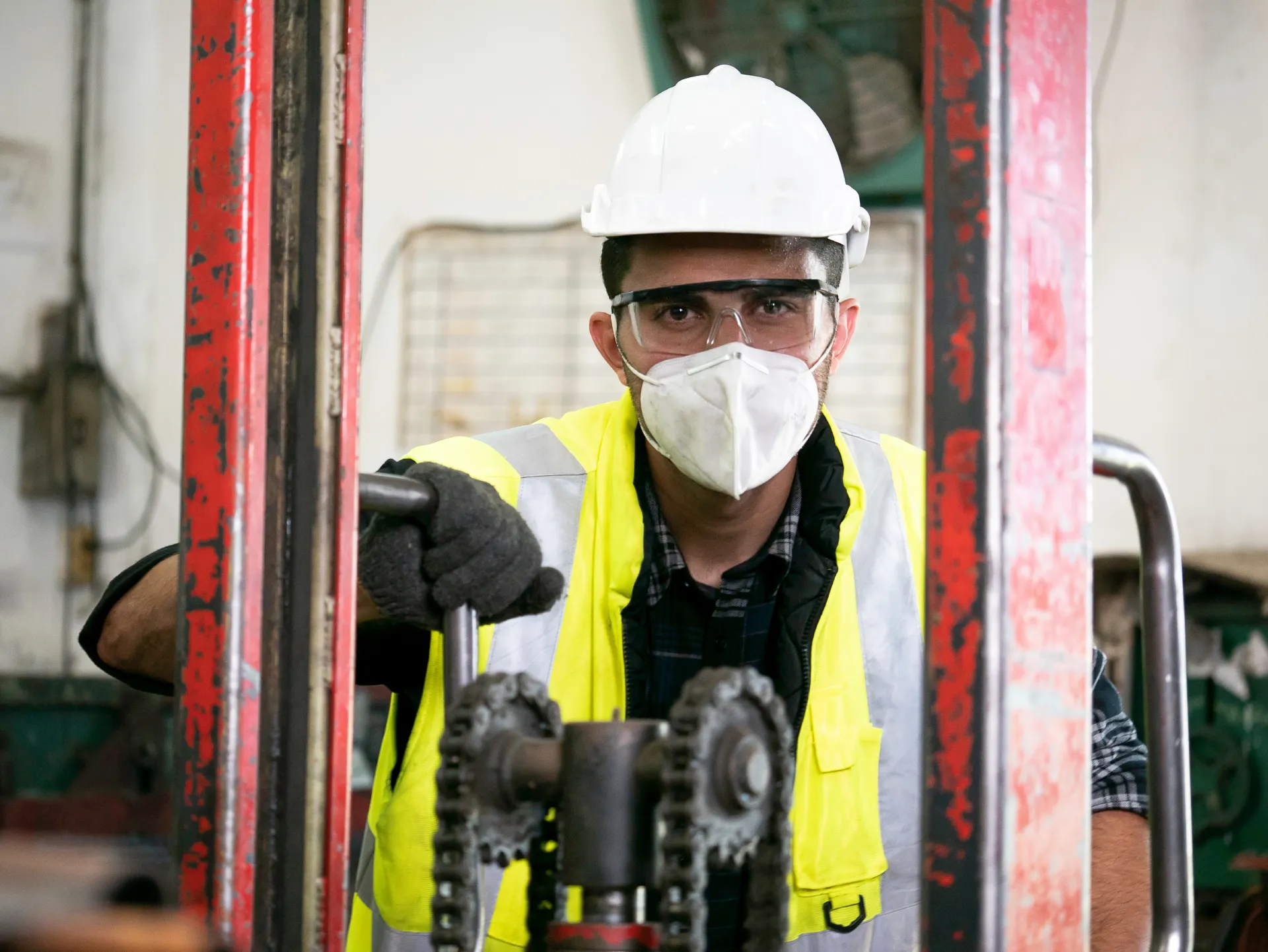 Los 5 trabajos en México donde es obligatorio usar calzado de seguridad (aunque no te lo hayan dicho)